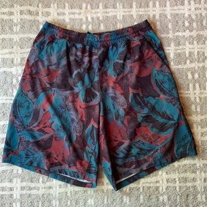 Men’s XL Lululemon 3 Pocket Shorts.